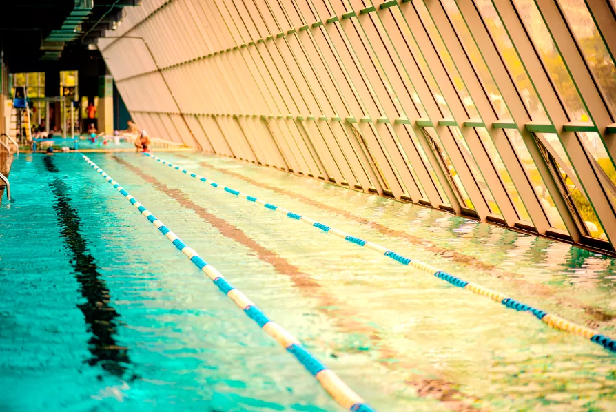 滨江成人混凝土钢结构游泳池项目